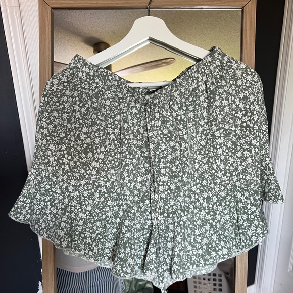 Sage Green Floral Ruffle Hem Shorts – Size L - Picture 2 of 5